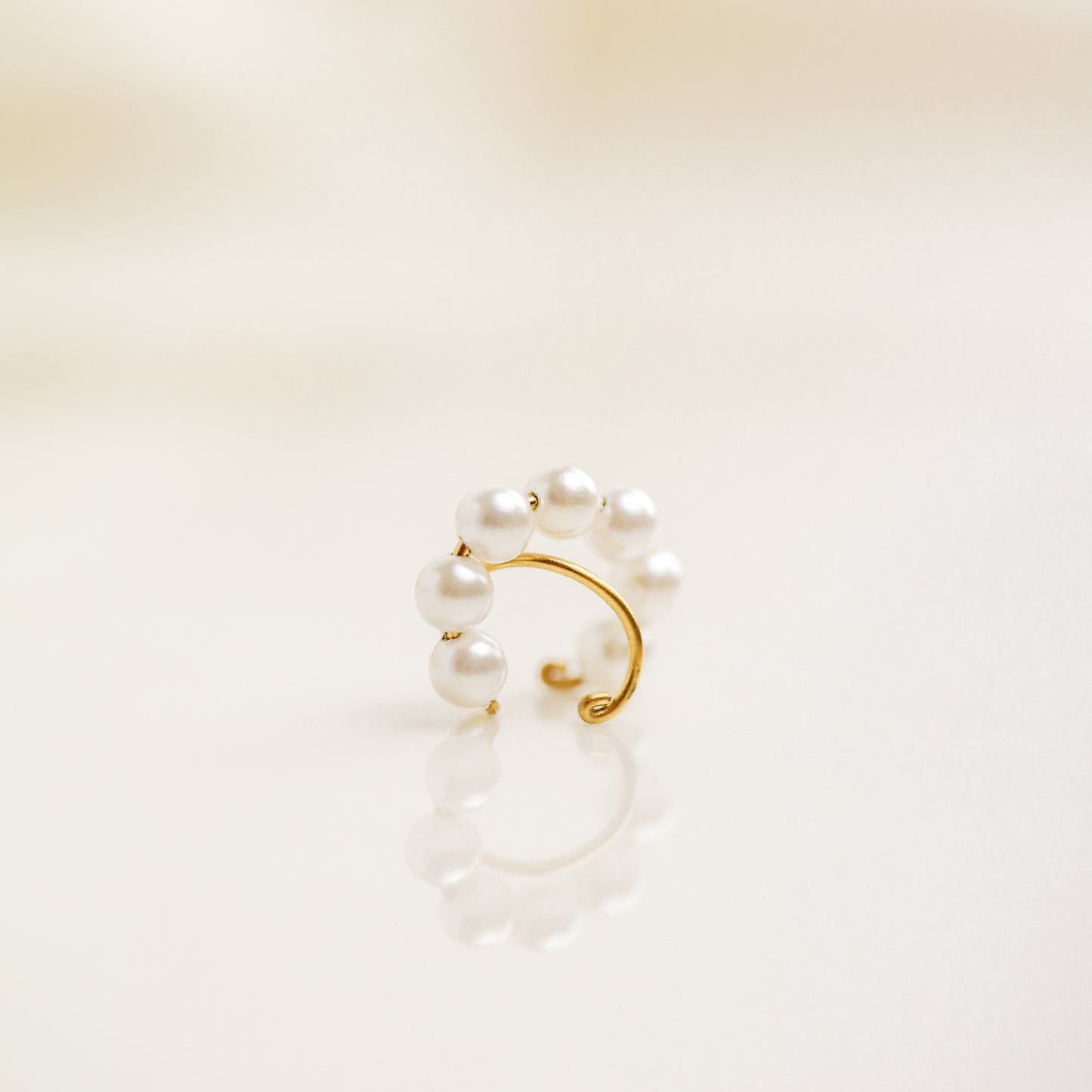 Helix ear cuff with pearls, Non pierced pearl ear cuff, Cartilage pearl ear cuff, Huggie ear cuff, Dainty gold ear cuff, Minimalist ear cuff