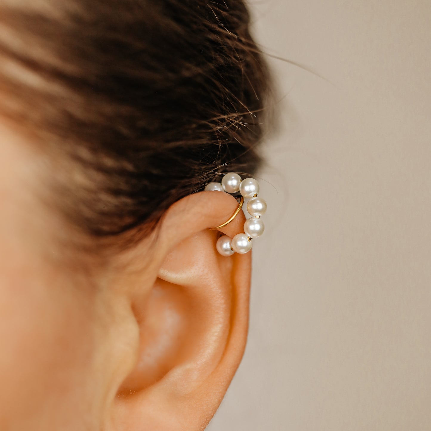 Helix ear cuff with pearls, Non pierced pearl ear cuff, Cartilage pearl ear cuff, Huggie ear cuff, Dainty gold ear cuff, Minimalist ear cuff