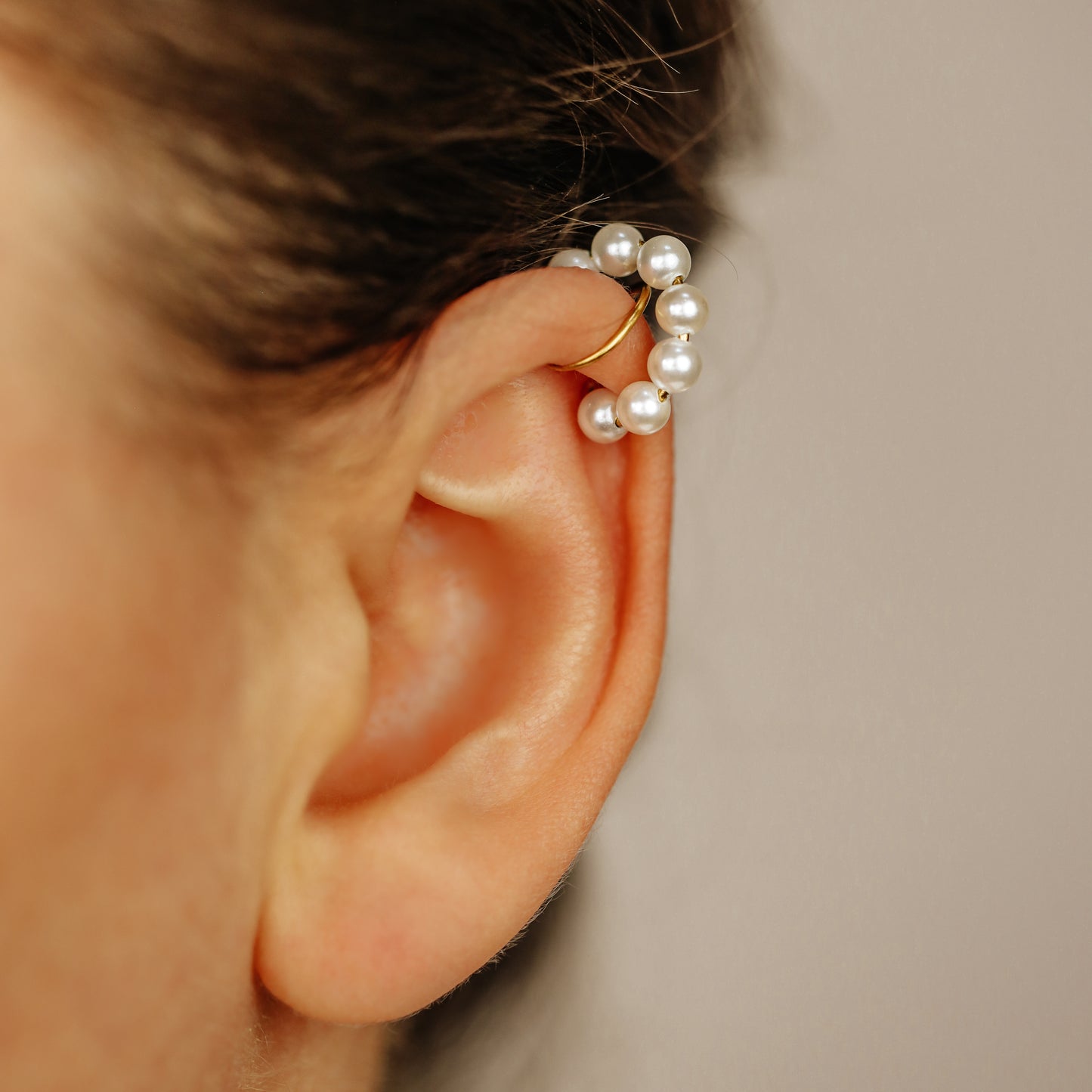 Helix ear cuff with pearls, Non pierced pearl ear cuff, Cartilage pearl ear cuff, Huggie ear cuff, Dainty gold ear cuff, Minimalist ear cuff