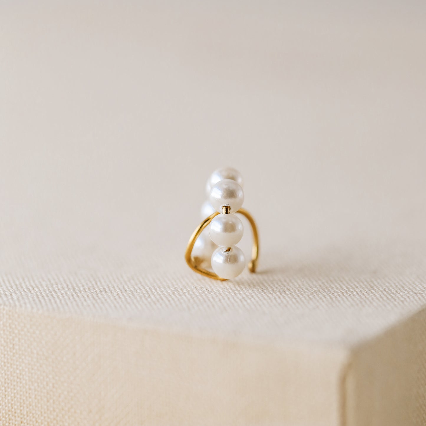 Helix ear cuff with pearls, Non pierced pearl ear cuff, Cartilage pearl ear cuff, Huggie ear cuff, Dainty gold ear cuff, Minimalist ear cuff