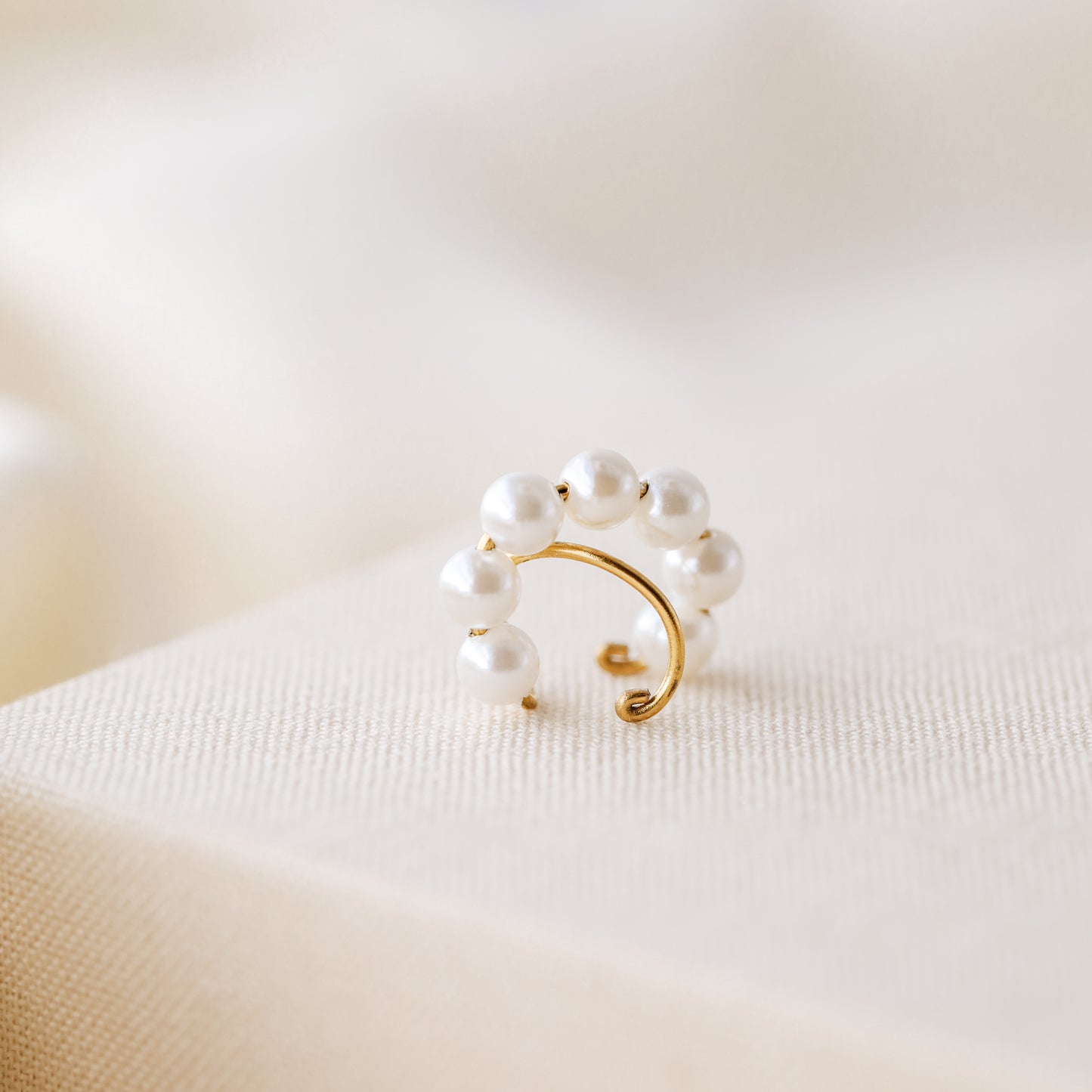 Helix ear cuff with pearls, Non pierced pearl ear cuff, Cartilage pearl ear cuff, Huggie ear cuff, Dainty gold ear cuff, Minimalist ear cuff