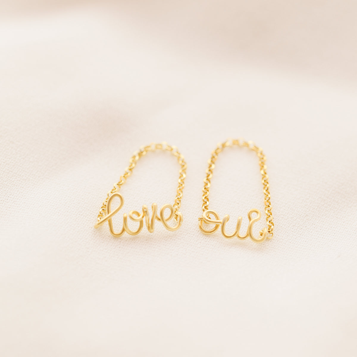 Custom script chain ring with personalized word design