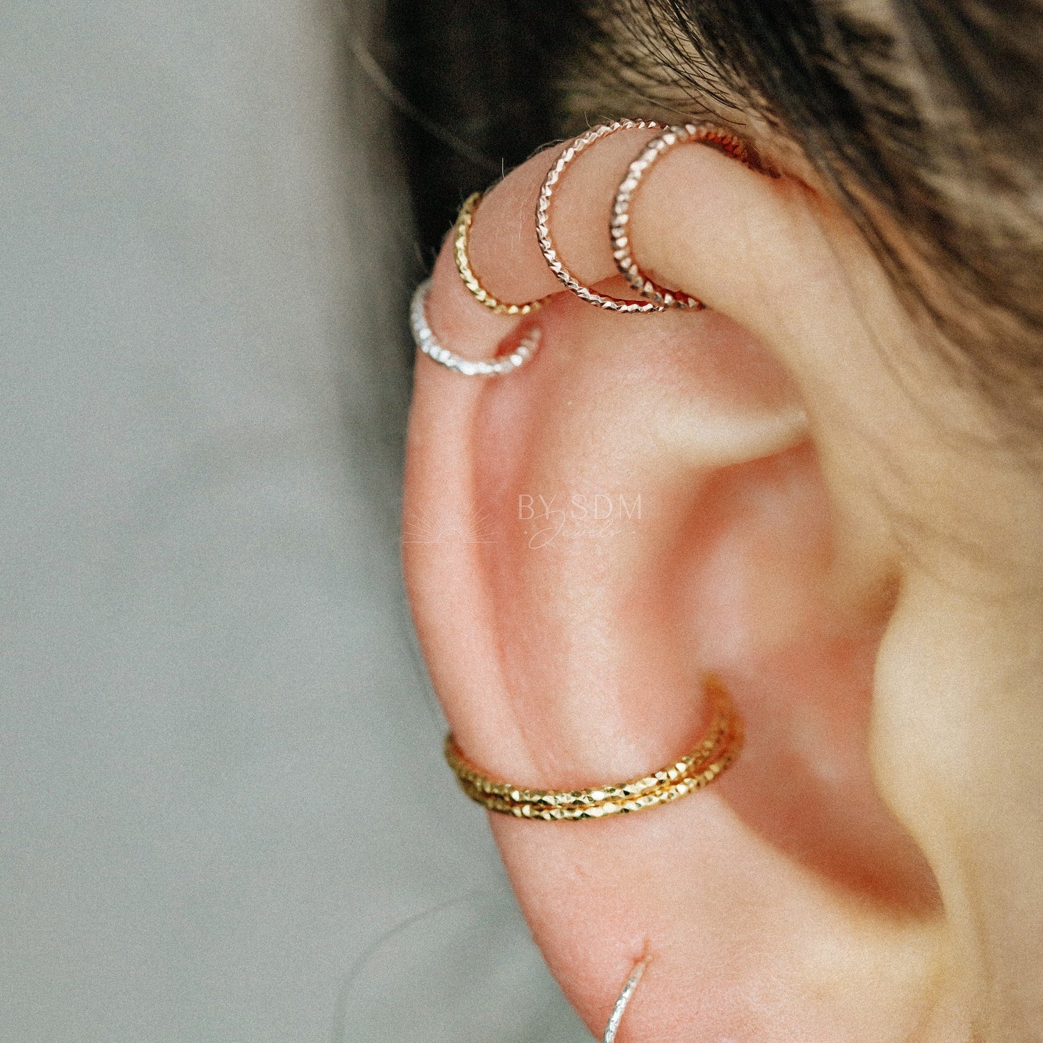 Super sparkly yet minimalist helix piercing! Add some effortless chic to your look with this beauty. Twist sideways to open and close.