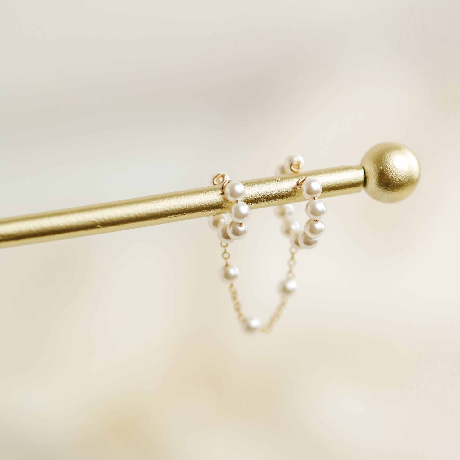 Dainty Conch and Helix Ear Cuff with Chain, Pearl statement Earring, Bridesmaid Gift, No Piercing Earring, Gift for Her bySDMjewels