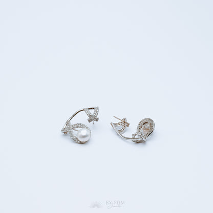 Pearl ear climbers • ear crawlers • ear climbers earrings • ear crawlers • ear pins • ear sweeps • ear crawler earrings • ear jackets